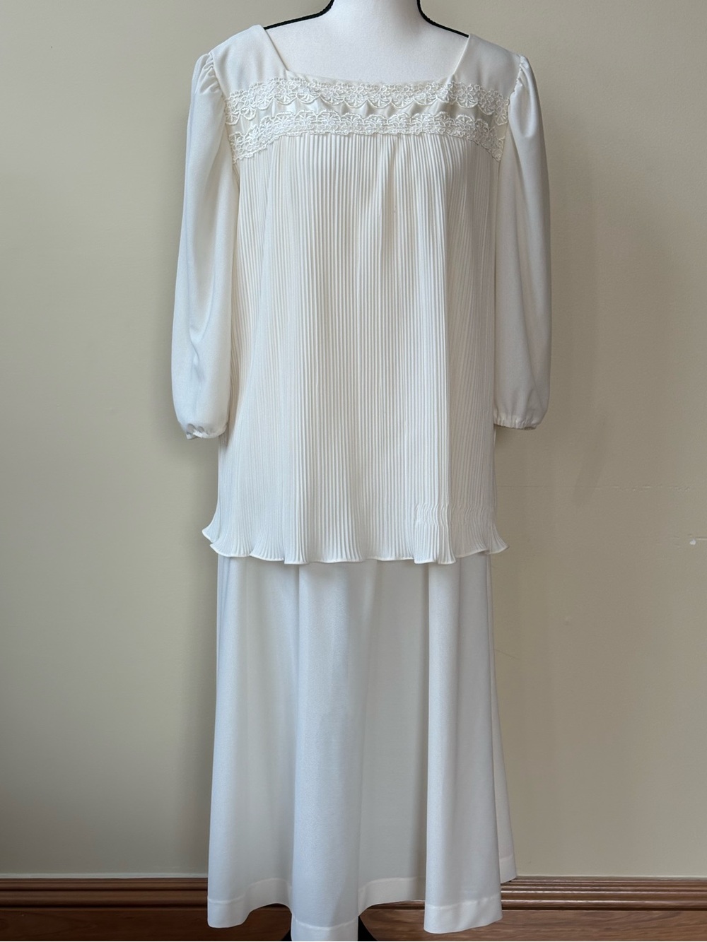 Elegant Cream Pleated Midi Dress with Lace Yoke